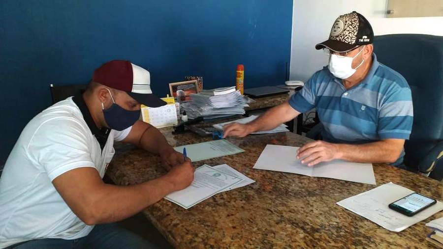 Prefeito Ricardo assina e entrega escrituras públicas para mais cinco empresários de Itaquiraí