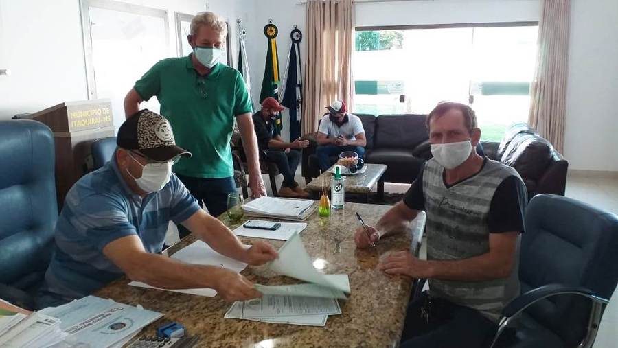 Prefeito Ricardo assina e entrega escrituras públicas para mais cinco empresários de Itaquiraí