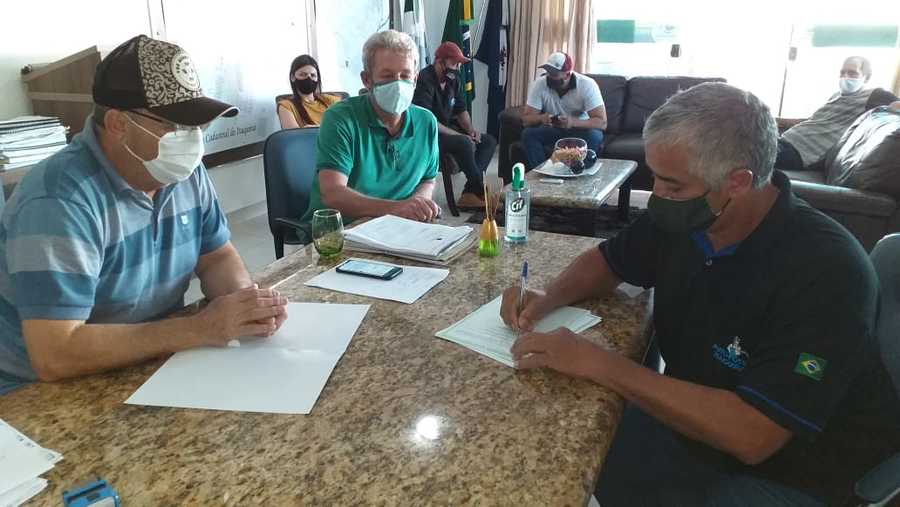 Prefeito Ricardo assina e entrega escrituras públicas para mais cinco empresários de Itaquiraí