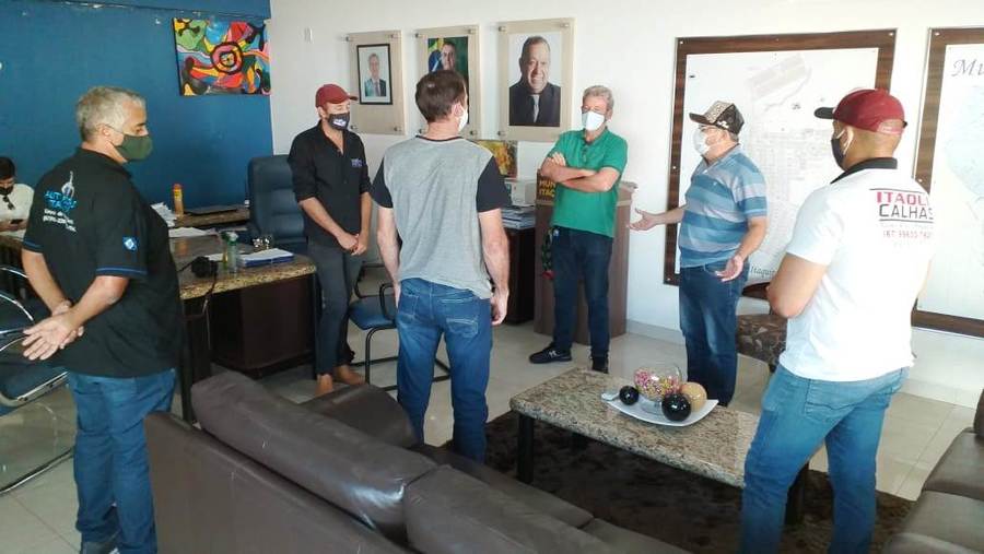 Prefeito Ricardo assina e entrega escrituras públicas para mais cinco empresários de Itaquiraí