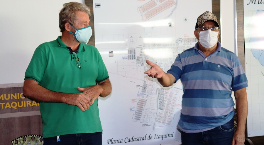 Prefeito Ricardo assina e entrega escrituras públicas para mais cinco empresários de Itaquiraí