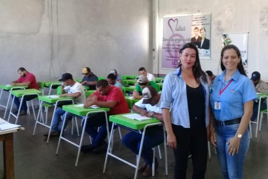 Gerente da Casa do Trabalhador Juliana Serena e a piscóloga Lediane Cristina Pereira.