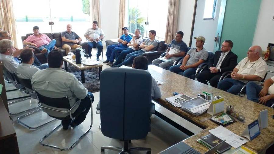 Autoridades do Executivo e Legislativo durante ação que resulta em incentivos aos setores da indústria e de prestação de serviços de Itaquiraí. Foto: Roney Minella