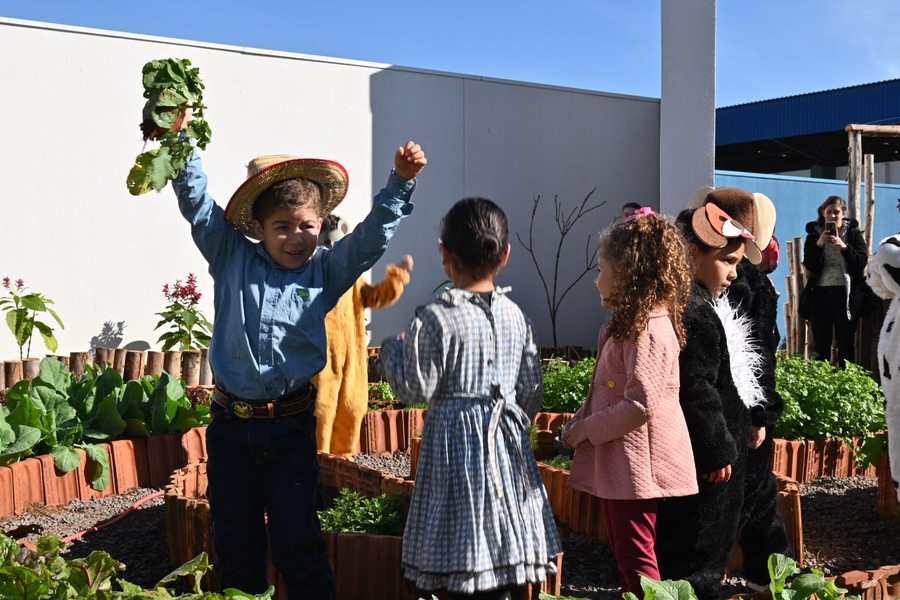 CEI Sítio do Pica-Pau Amarelo inaugura horta do projeto Sabores que Educam