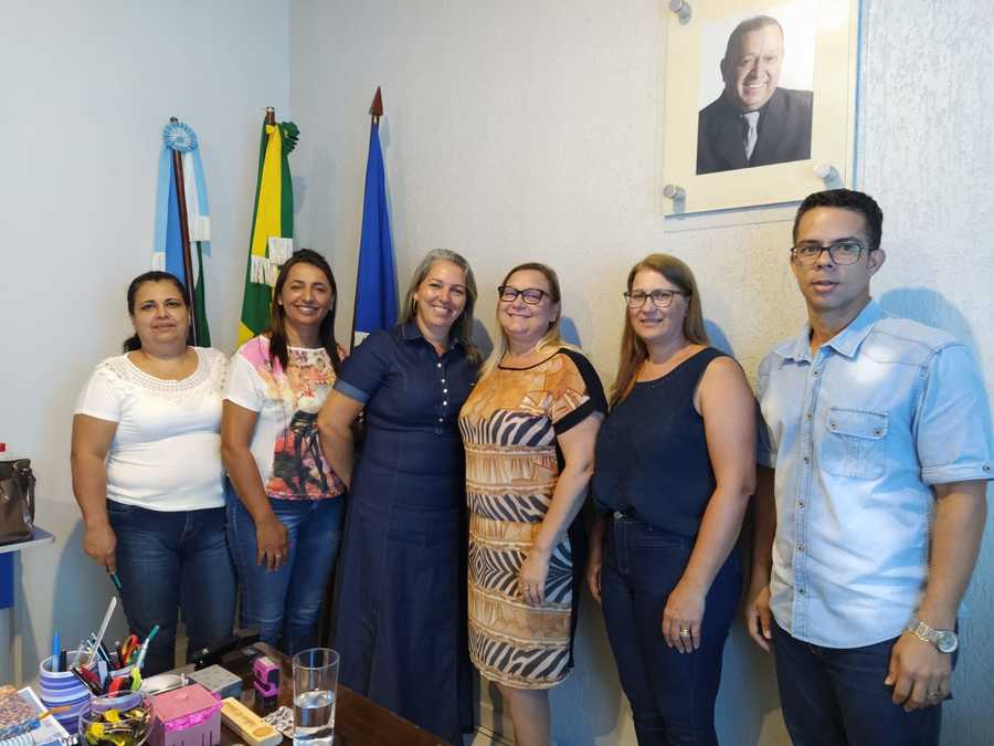 Novos diretores das escolas da REME de Itaquiraí, empossados hoje pela secretária Valdirene Salomão (ao centro de óculos). Foto: Evaldo Sergio