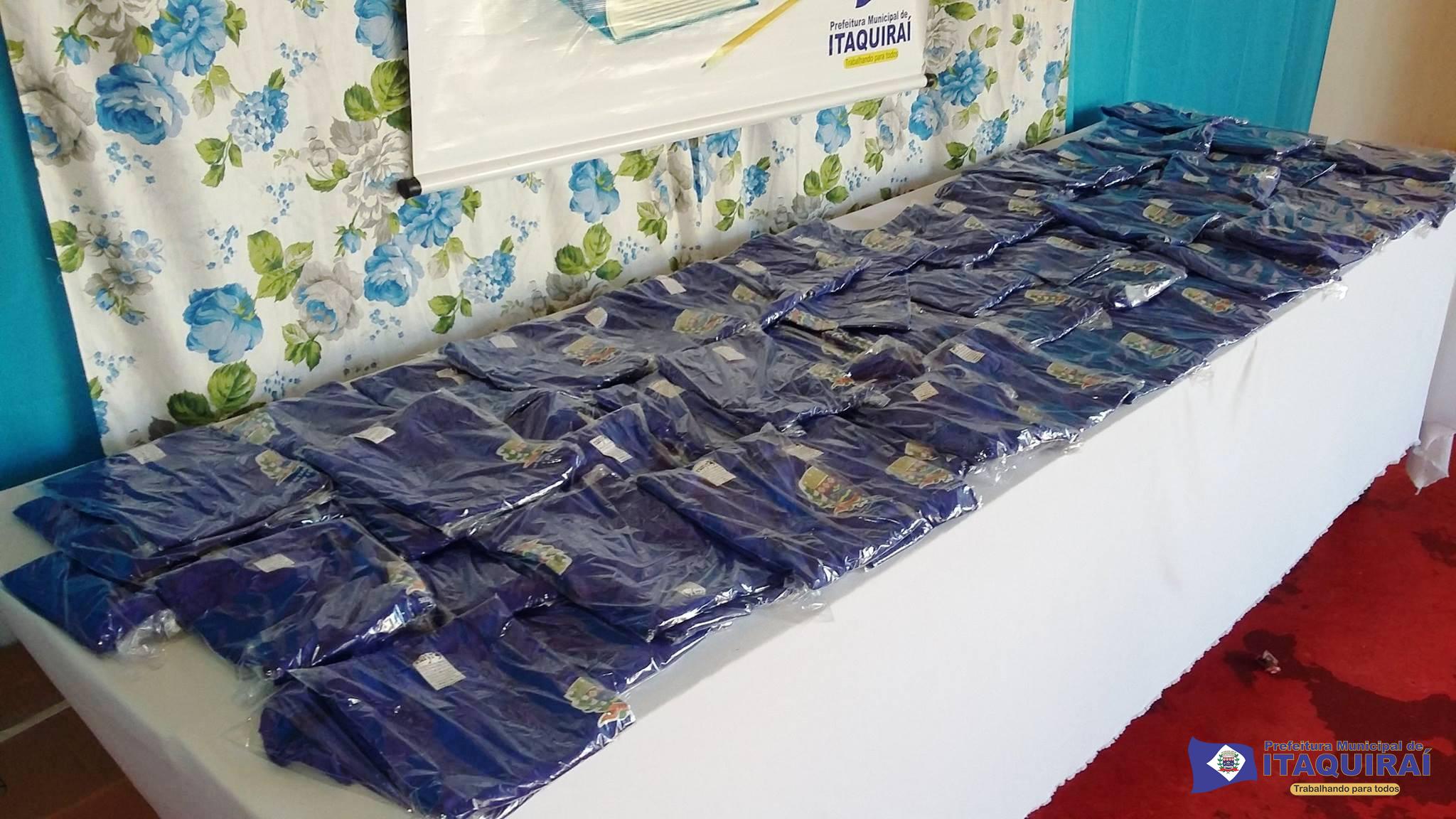 Prefeito Ricardo Fávaro entrega 6.600 uniformes escolares aos alunos da rede municipal de Itaquiraí