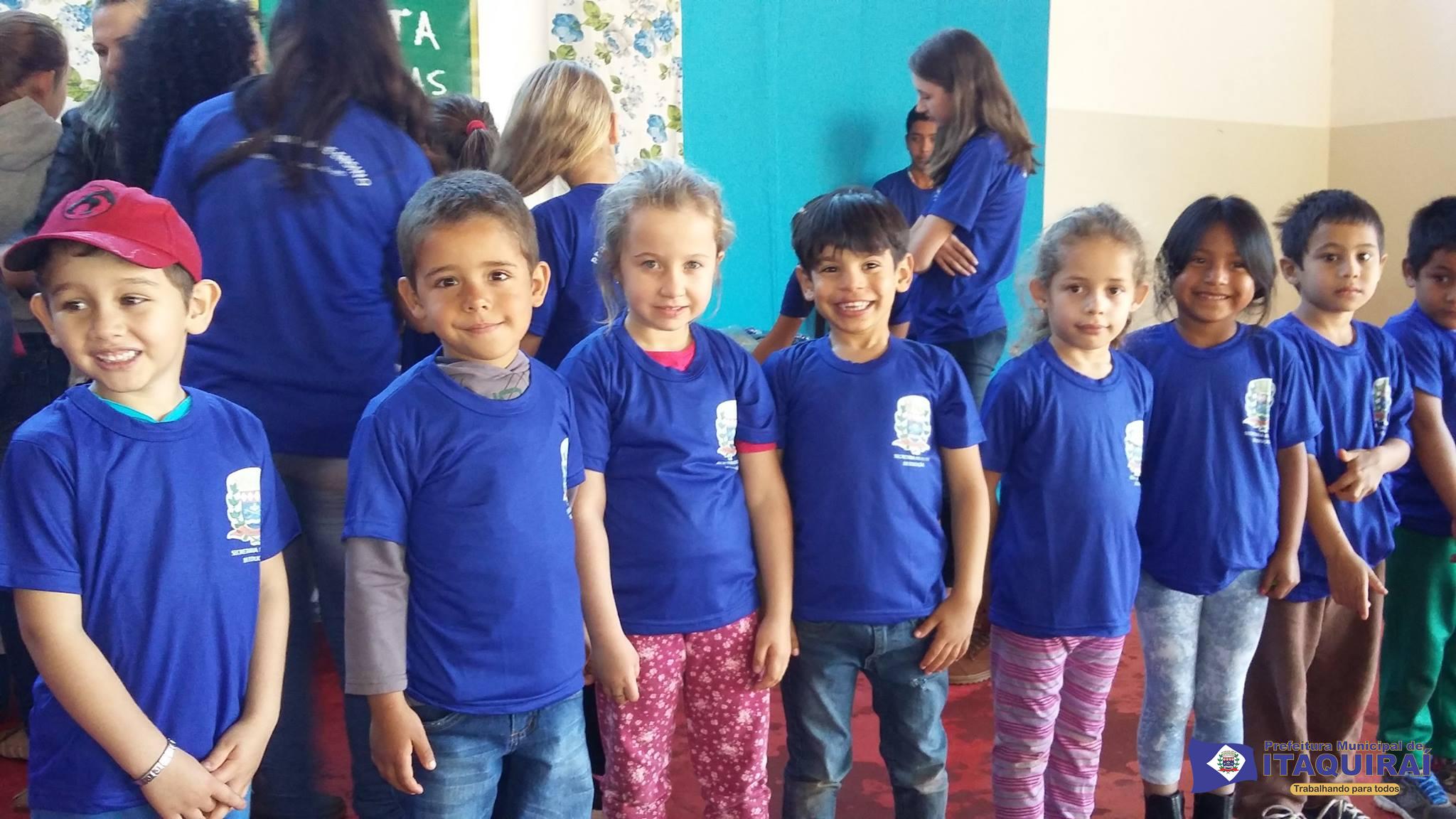Prefeito Ricardo Fávaro entrega 6.600 uniformes escolares aos alunos da rede municipal de Itaquiraí