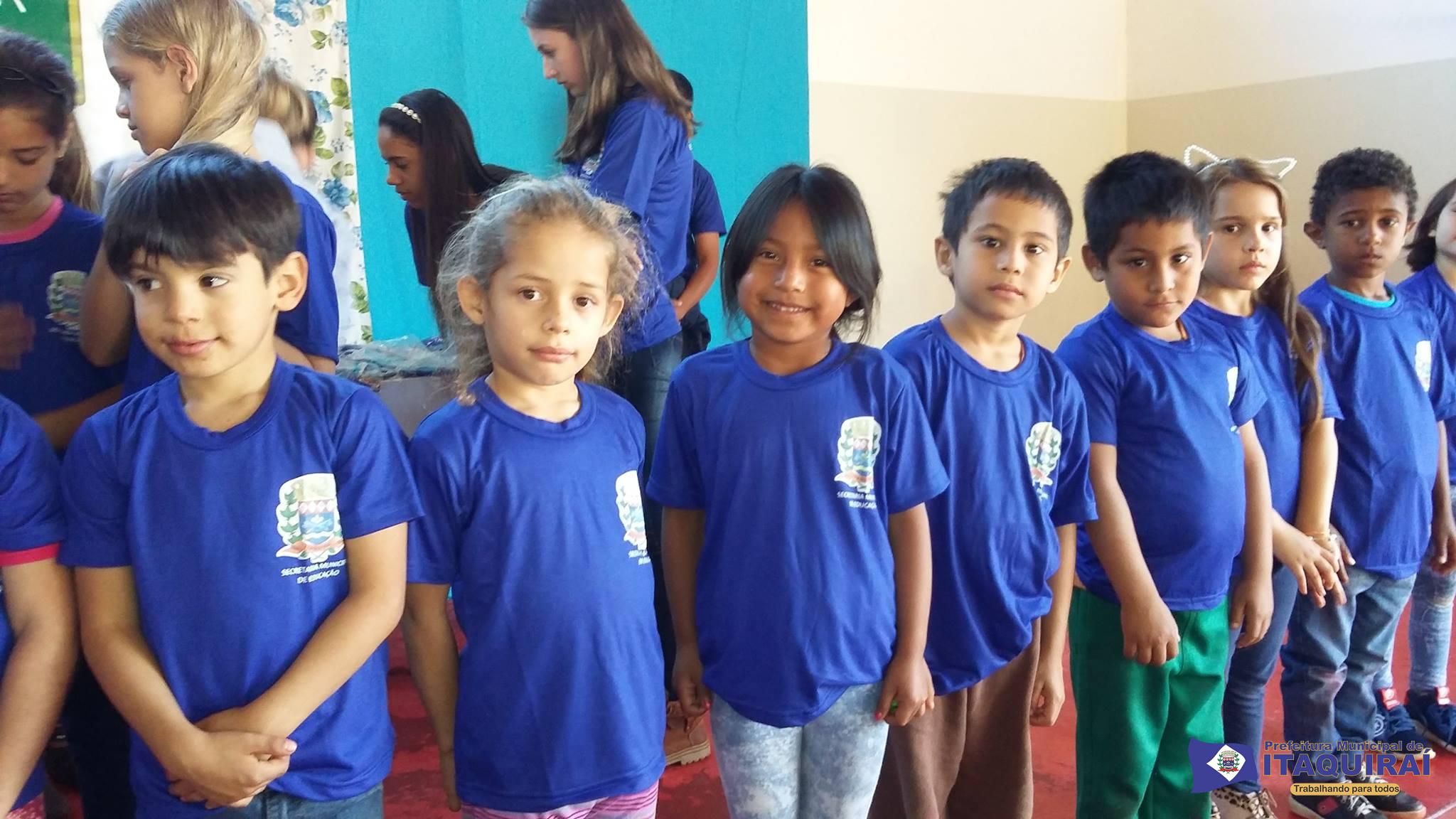Prefeito Ricardo Fávaro entrega 6.600 uniformes escolares aos alunos da rede municipal de Itaquiraí