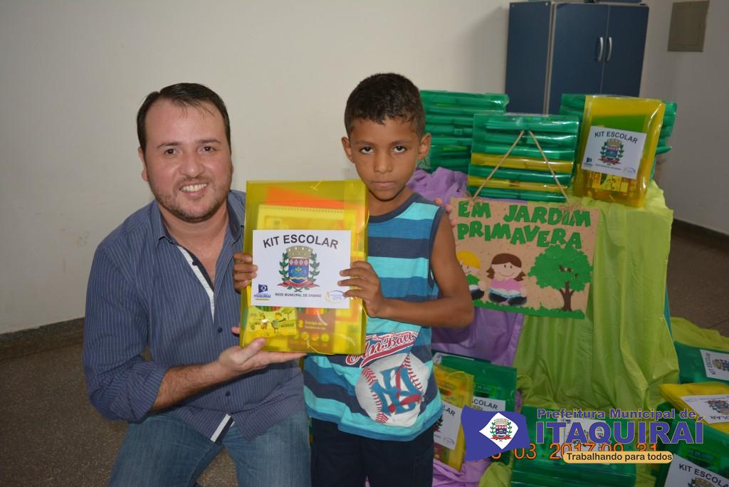 Prefeitura de Itaquiraí doa mais de 2500 kits escolares aos alunos da rede municipal