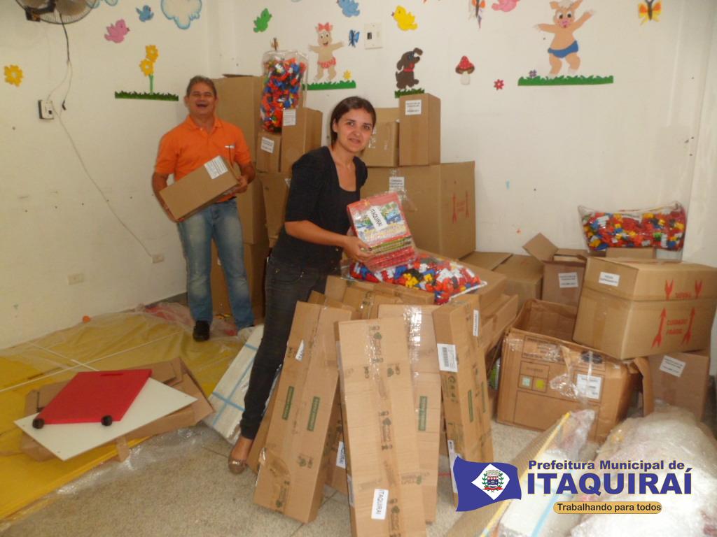 Secretaria Municipal de Educação realiza entrega de brinquedos