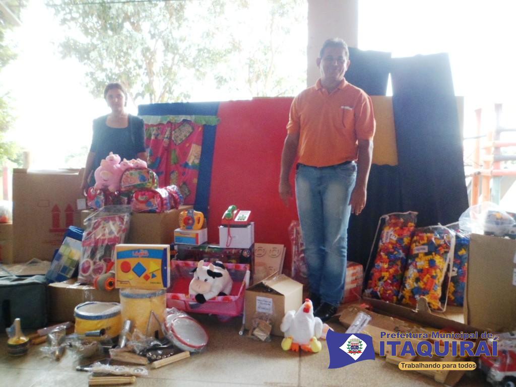 Secretaria Municipal de Educação realiza entrega de brinquedos