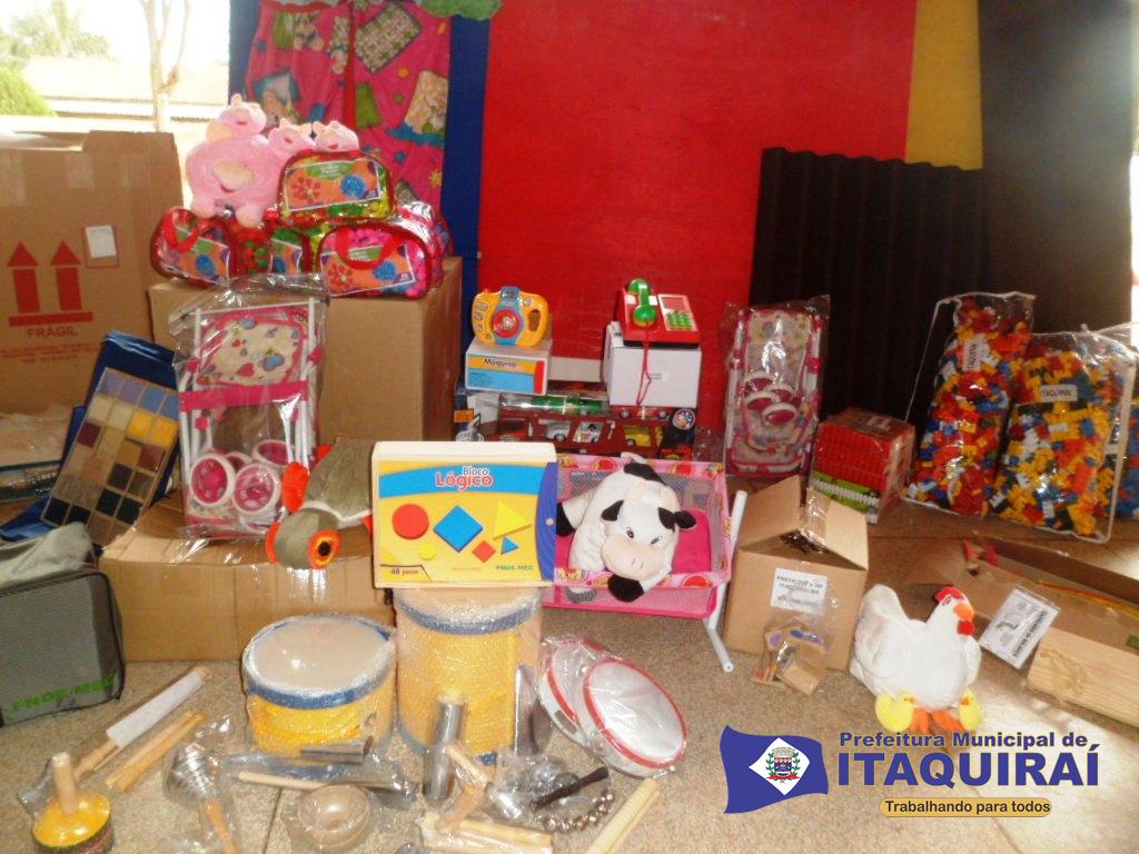 Secretaria Municipal de Educação realiza entrega de brinquedos