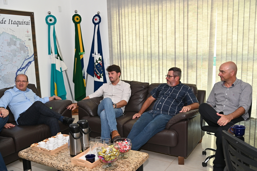 Prefeito Thalles Tomazelli, governador em exercício Barbosinha e vereadores entregam obras de saneamento e assinam autorização para o convênio de reforma e revitalização da Praça Santos Tomazelli e cooperação para instalação do Corpo de Bombeiros de Itaquiraí