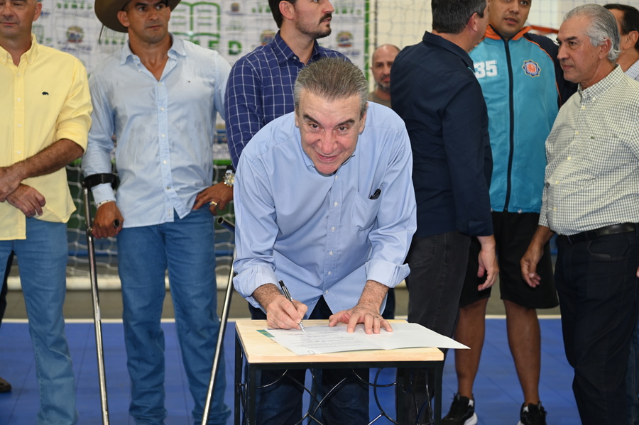 Prefeito Thalles Tomazelli e Governador Eduardo Riedel inauguram o primeiro Ginásio de Itaquiraí e assinam convênio para reforma da Praça Santos Tomazelli e implantação da rede de abastecimento de água no P.A Santa Rosa