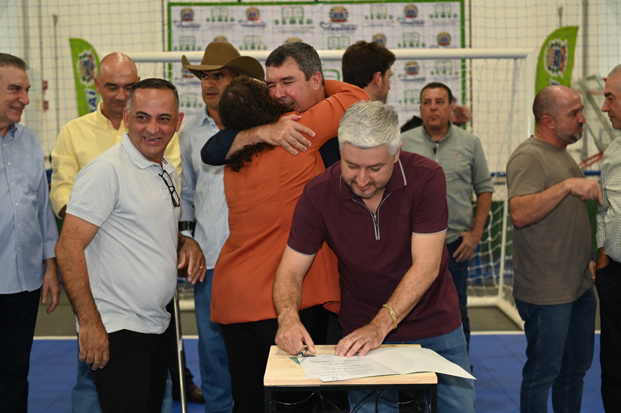 Prefeito Thalles Tomazelli e Governador Eduardo Riedel inauguram o primeiro Ginásio de Itaquiraí e assinam convênio para reforma da Praça Santos Tomazelli e implantação da rede de abastecimento de água no P.A Santa Rosa