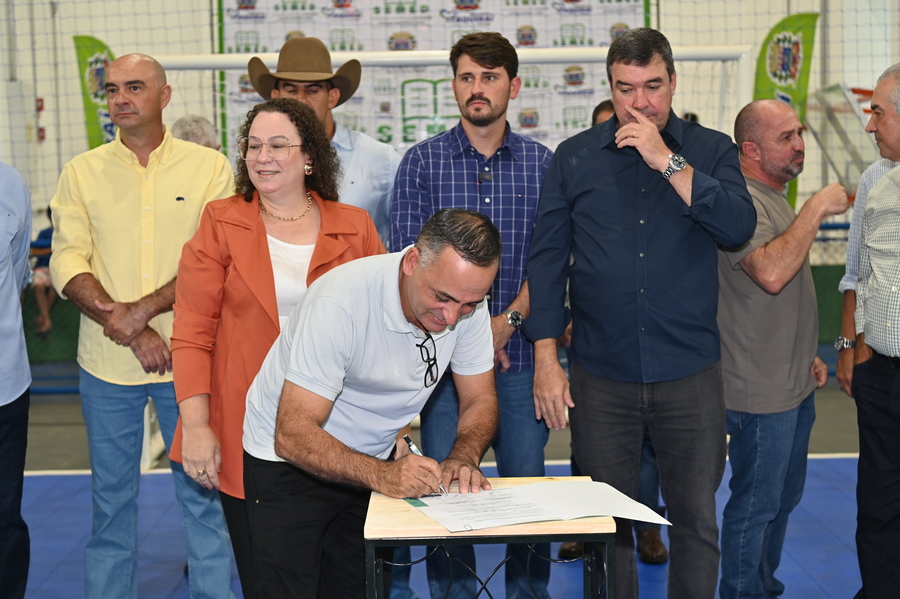 Prefeito Thalles Tomazelli e Governador Eduardo Riedel inauguram o primeiro Ginásio de Itaquiraí e assinam convênio para reforma da Praça Santos Tomazelli e implantação da rede de abastecimento de água no P.A Santa Rosa