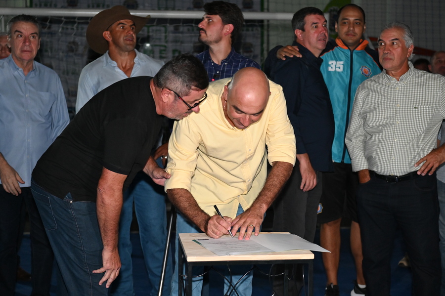 Prefeito Thalles Tomazelli e Governador Eduardo Riedel inauguram o primeiro Ginásio de Itaquiraí e assinam convênio para reforma da Praça Santos Tomazelli e implantação da rede de abastecimento de água no P.A Santa Rosa
