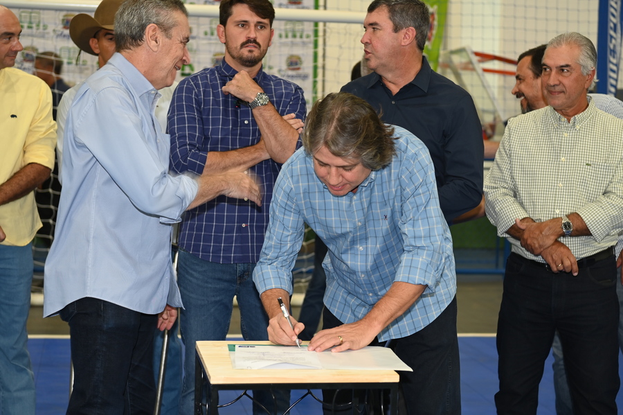 Prefeito Thalles Tomazelli e Governador Eduardo Riedel inauguram o primeiro Ginásio de Itaquiraí e assinam convênio para reforma da Praça Santos Tomazelli e implantação da rede de abastecimento de água no P.A Santa Rosa