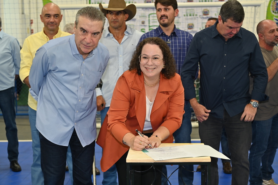 Prefeito Thalles Tomazelli e Governador Eduardo Riedel inauguram o primeiro Ginásio de Itaquiraí e assinam convênio para reforma da Praça Santos Tomazelli e implantação da rede de abastecimento de água no P.A Santa Rosa