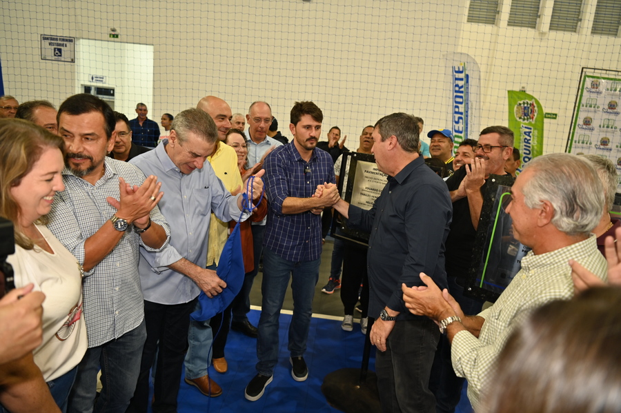 Prefeito Thalles Tomazelli e Governador Eduardo Riedel inauguram o primeiro Ginásio de Itaquiraí e assinam convênio para reforma da Praça Santos Tomazelli e implantação da rede de abastecimento de água no P.A Santa Rosa