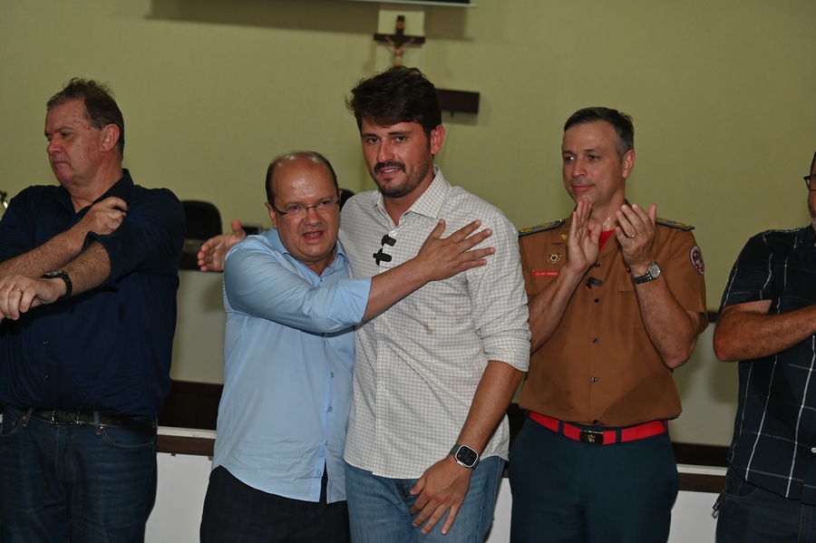 Prefeito Thalles Tomazelli, governador em exercício Barbosinha e vereadores entregam obras de saneamento e assinam autorização para o convênio de reforma e revitalização da Praça Santos Tomazelli e cooperação para instalação do Corpo de Bombeiros de Itaquiraí