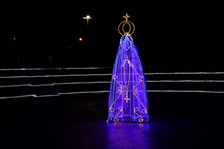 Imagem de Maria Santíssima, uma das novidades e atrações do Natal Iluminado, está no centro do palco de eventos. Foto: Roney Minella