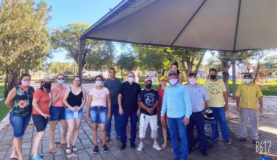 Parte da equipe de voluntários que atuou na instalação da decoração do Natal Iluminado de Itaquiraí.