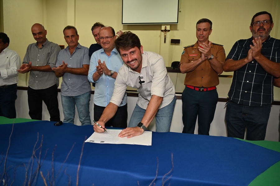Prefeito Thalles Tomazelli, governador em exercício Barbosinha e vereadores entregam obras de saneamento e assinam autorização para o convênio de reforma e revitalização da Praça Santos Tomazelli e cooperação para instalação do Corpo de Bombeiros de Itaquiraí