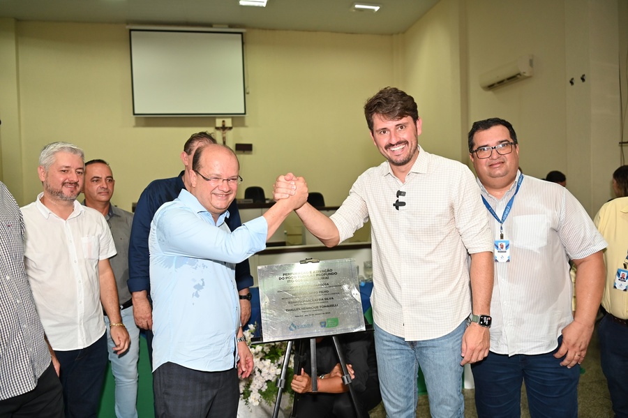 Prefeito Thalles Tomazelli, governador em exercício Barbosinha e vereadores entregam obras de saneamento e assinam autorização para o convênio de reforma e revitalização da Praça Santos Tomazelli e cooperação para instalação do Corpo de Bombeiros de Itaquiraí