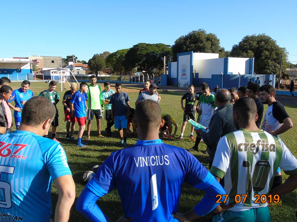 Seleção Itaquiraí de Futebol apresenta novo elenco em jogo-treino no Carminatão