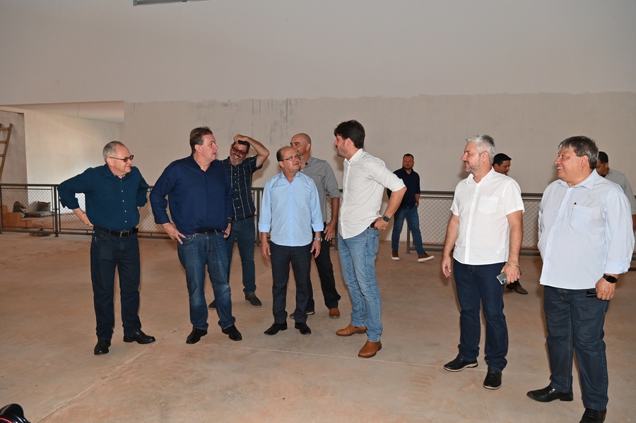 Prefeito Thalles Tomazelli, governador em exercício Barbosinha e vereadores entregam obras de saneamento e assinam autorização para o convênio de reforma e revitalização da Praça Santos Tomazelli e cooperação para instalação do Corpo de Bombeiros de Itaquiraí