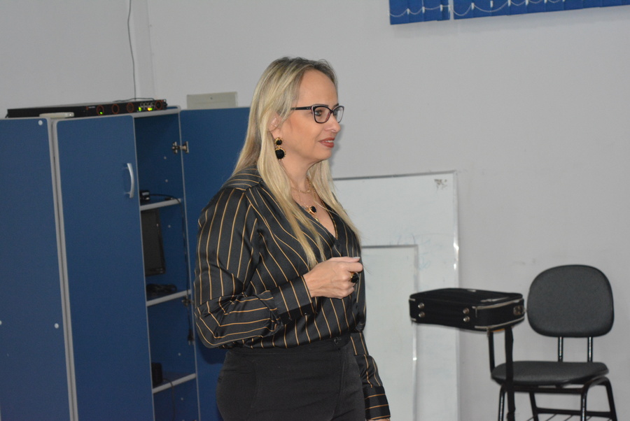 Instrutora da Aprimore, advogada Renata Cristina Rios Amaral, apresenta curso a servidores da Prefeitura de Itaquiraí. Foto: Roney Minella