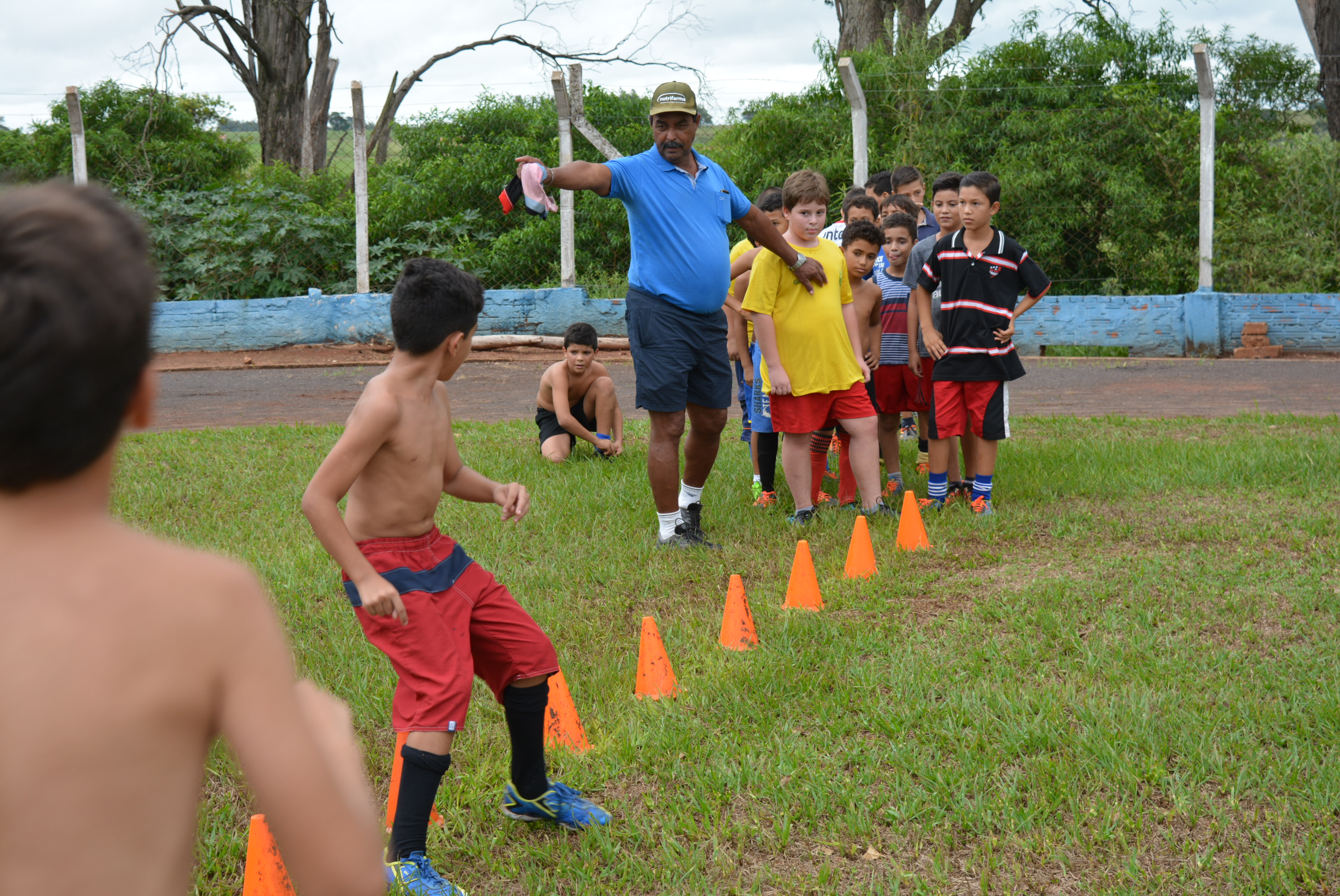Escolinha de Futebol da Prefeitura reinicia os treinos atendendo garotos de 8 a 15 anos