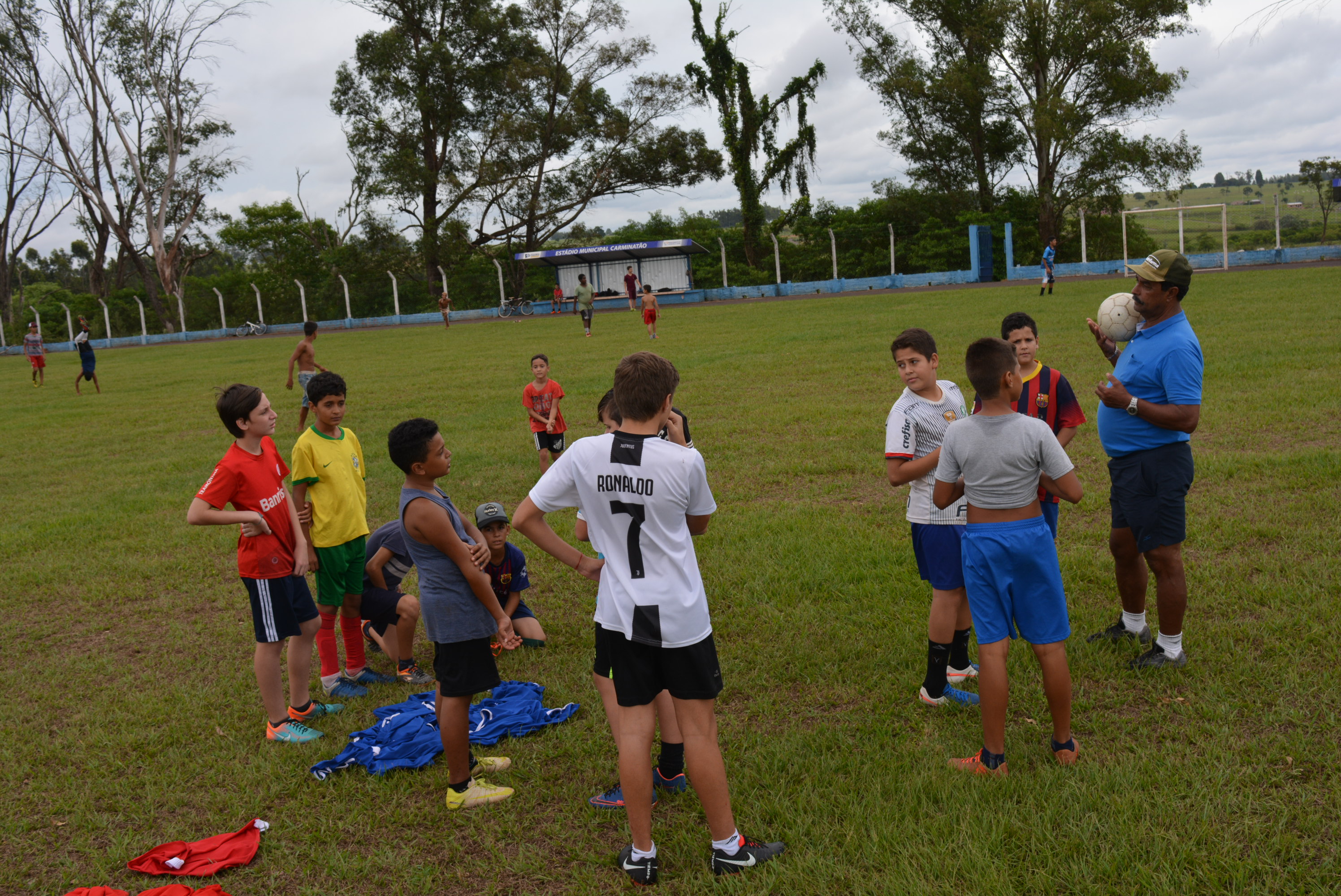 Escolinha de Futebol da Prefeitura reinicia os treinos atendendo garotos de 8 a 15 anos