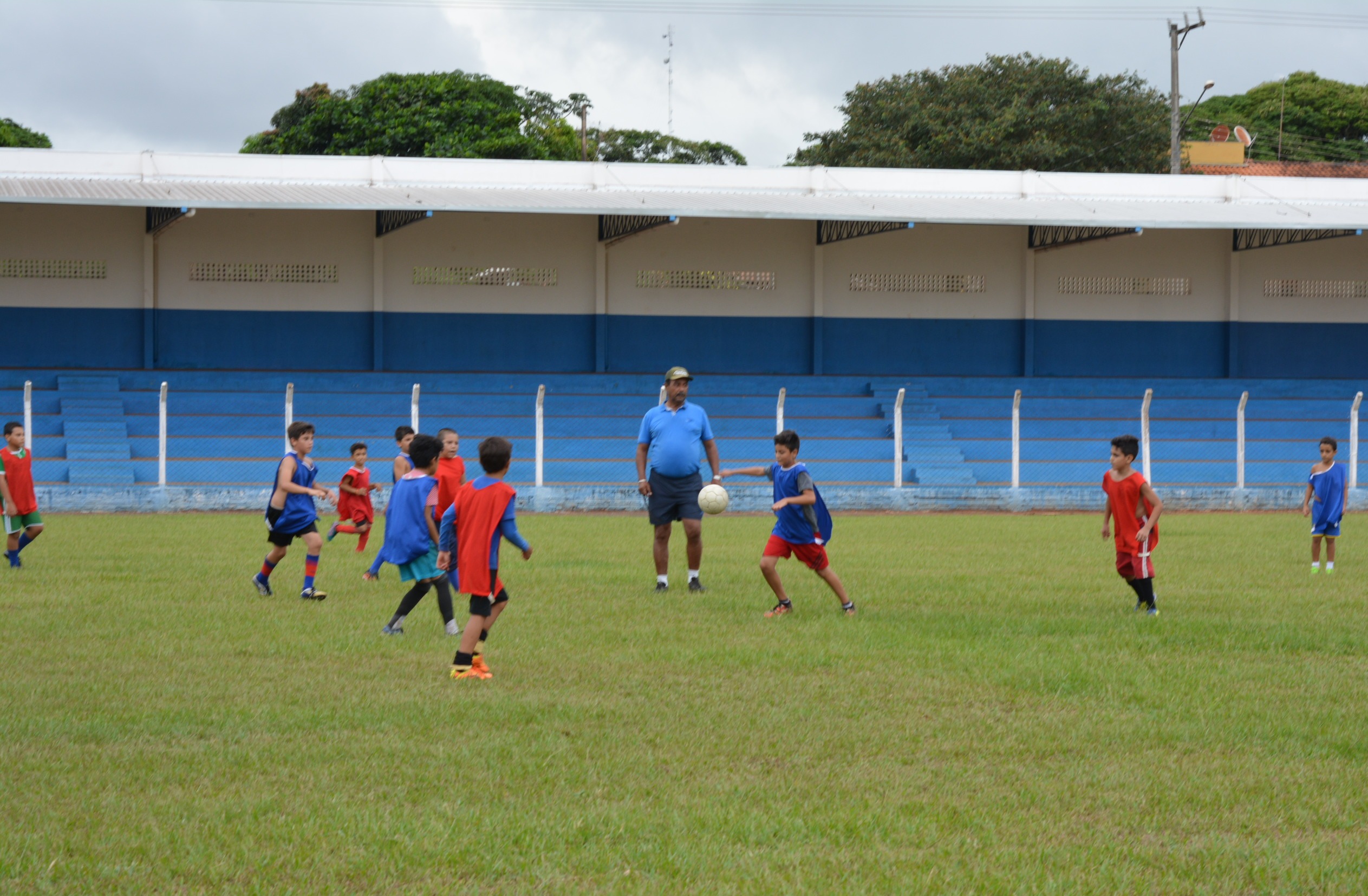 Escolinha de Futebol da Prefeitura reinicia os treinos atendendo garotos de 8 a 15 anos