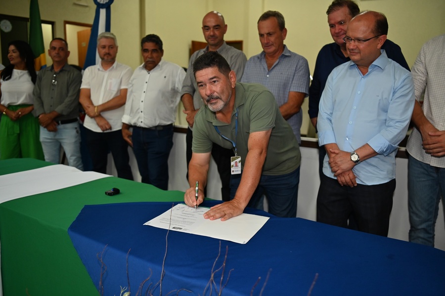 Prefeito Thalles Tomazelli, governador em exercício Barbosinha e vereadores entregam obras de saneamento e assinam autorização para o convênio de reforma e revitalização da Praça Santos Tomazelli e cooperação para instalação do Corpo de Bombeiros de Itaquiraí