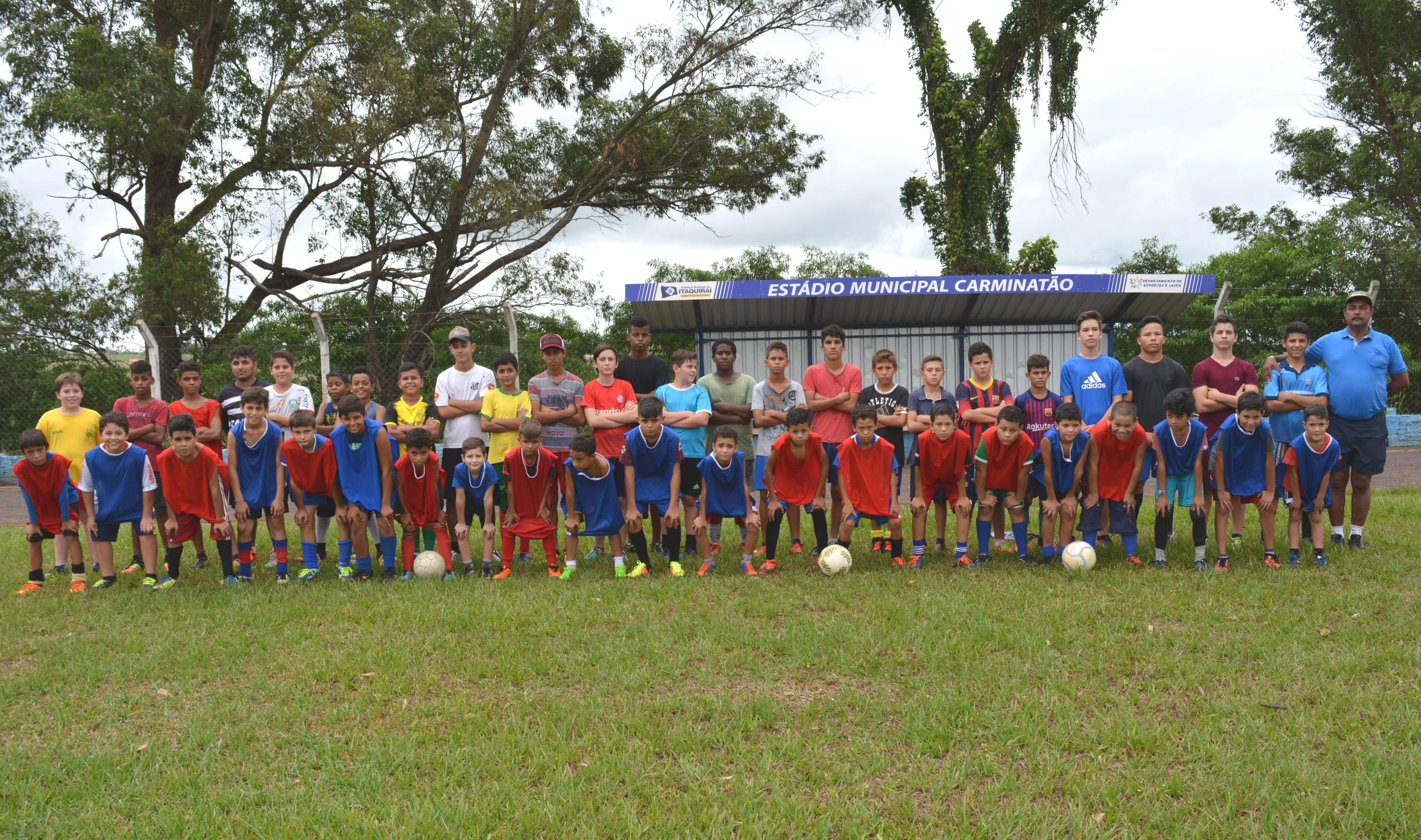 Escolinha de Futebol da Prefeitura reinicia os treinos atendendo garotos de 8 a 15 anos