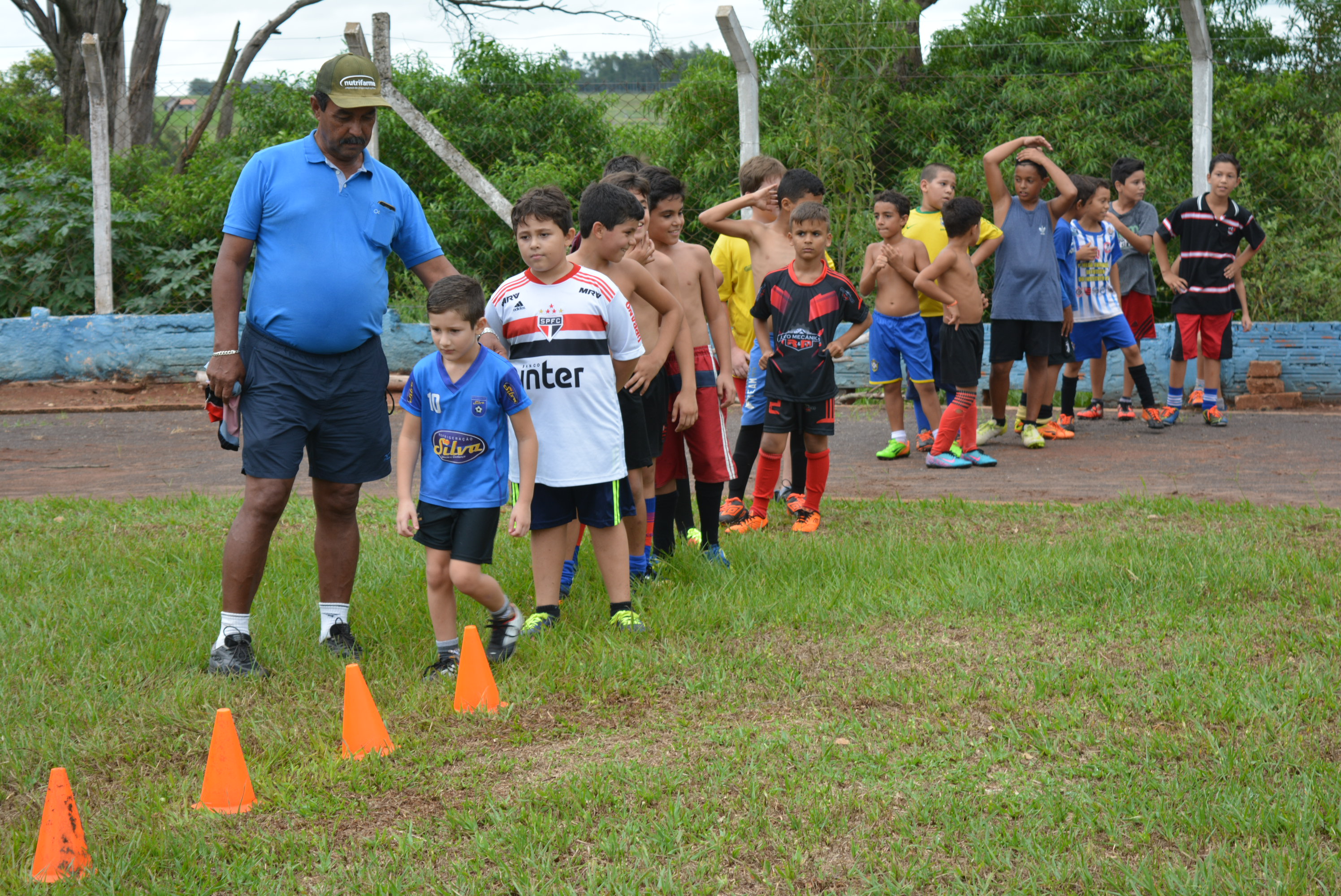 Escolinha de Futebol da Prefeitura reinicia os treinos atendendo garotos de 8 a 15 anos