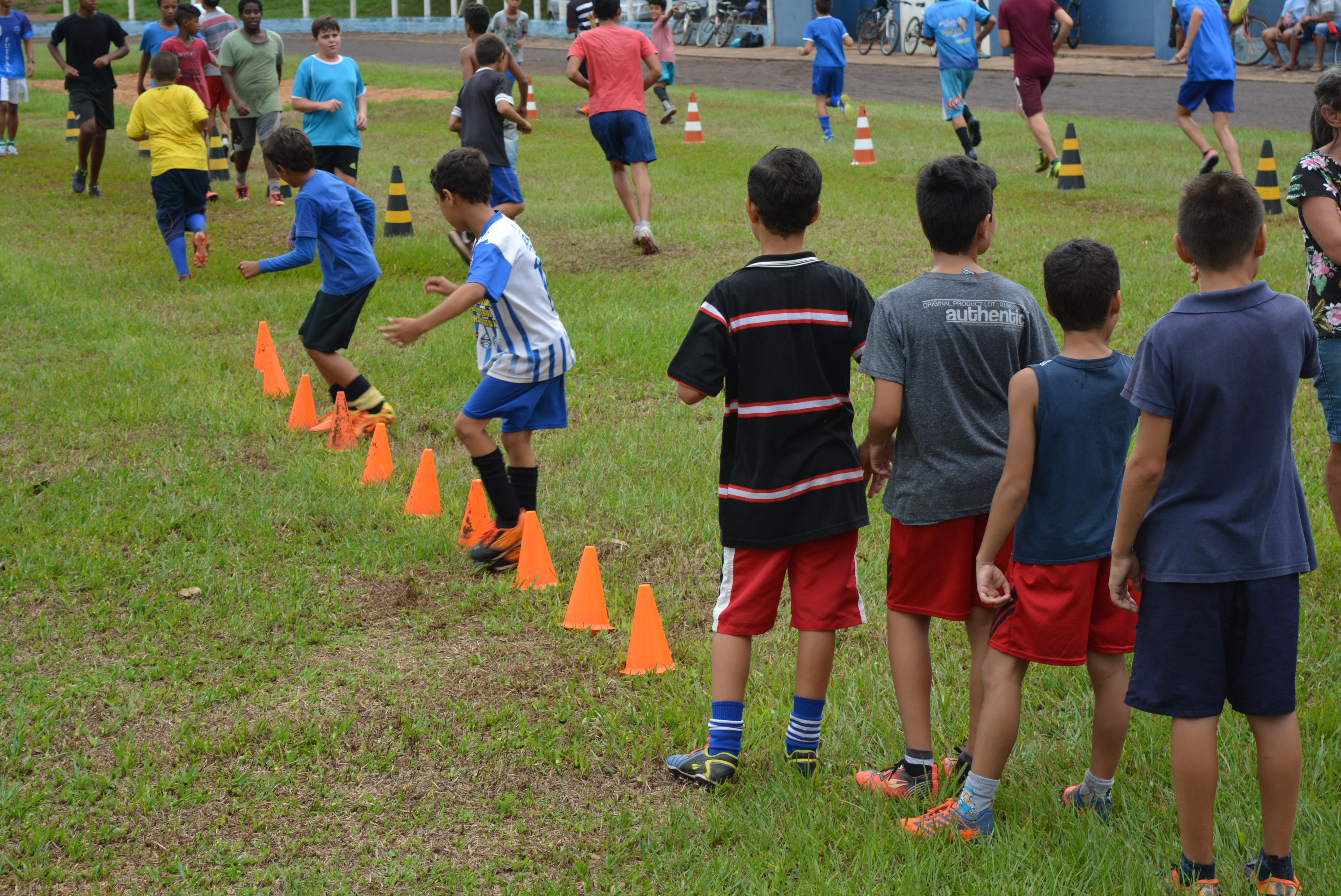 Escolinha de Futebol da Prefeitura reinicia os treinos atendendo garotos de 8 a 15 anos