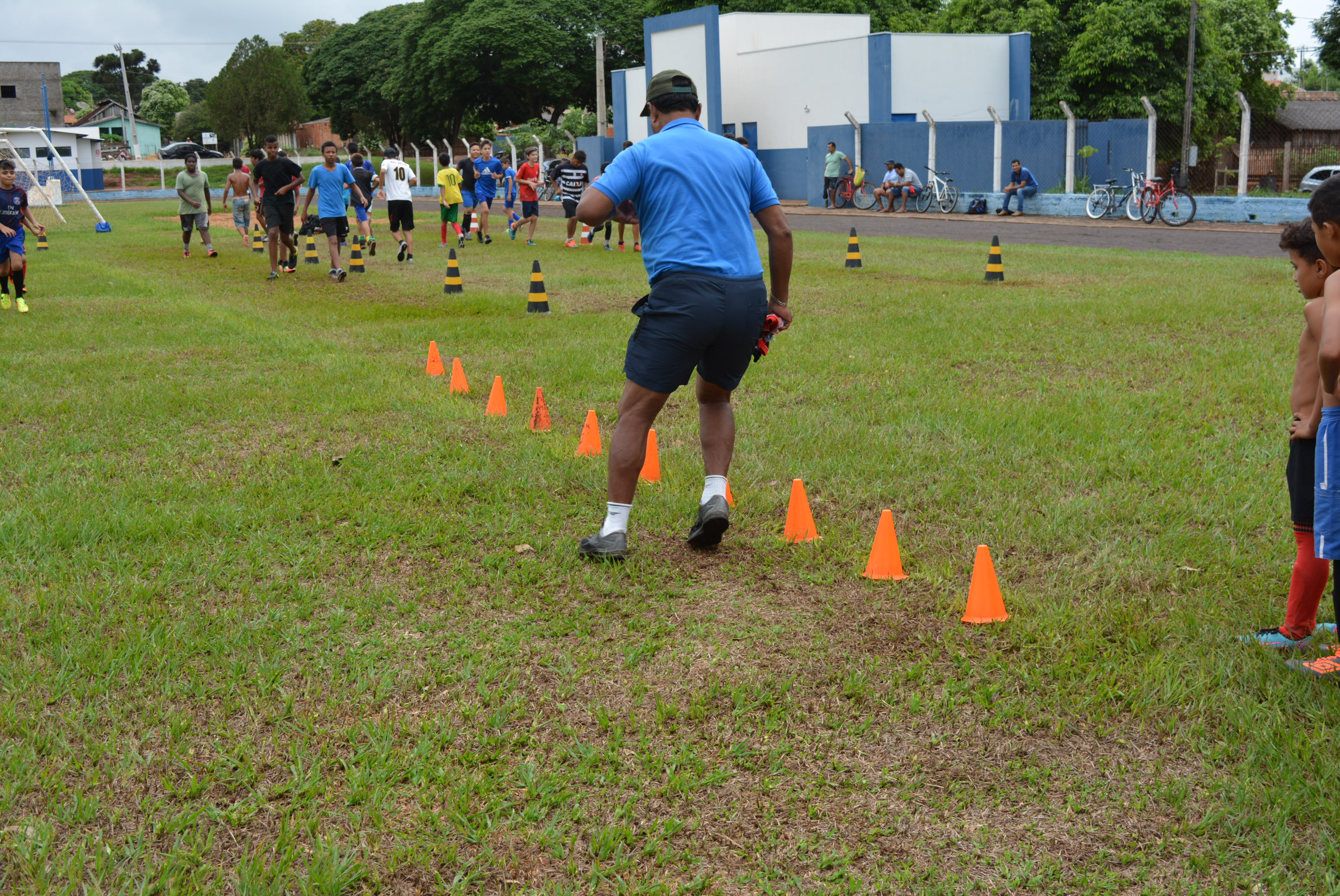 Escolinha de Futebol da Prefeitura reinicia os treinos atendendo garotos de 8 a 15 anos