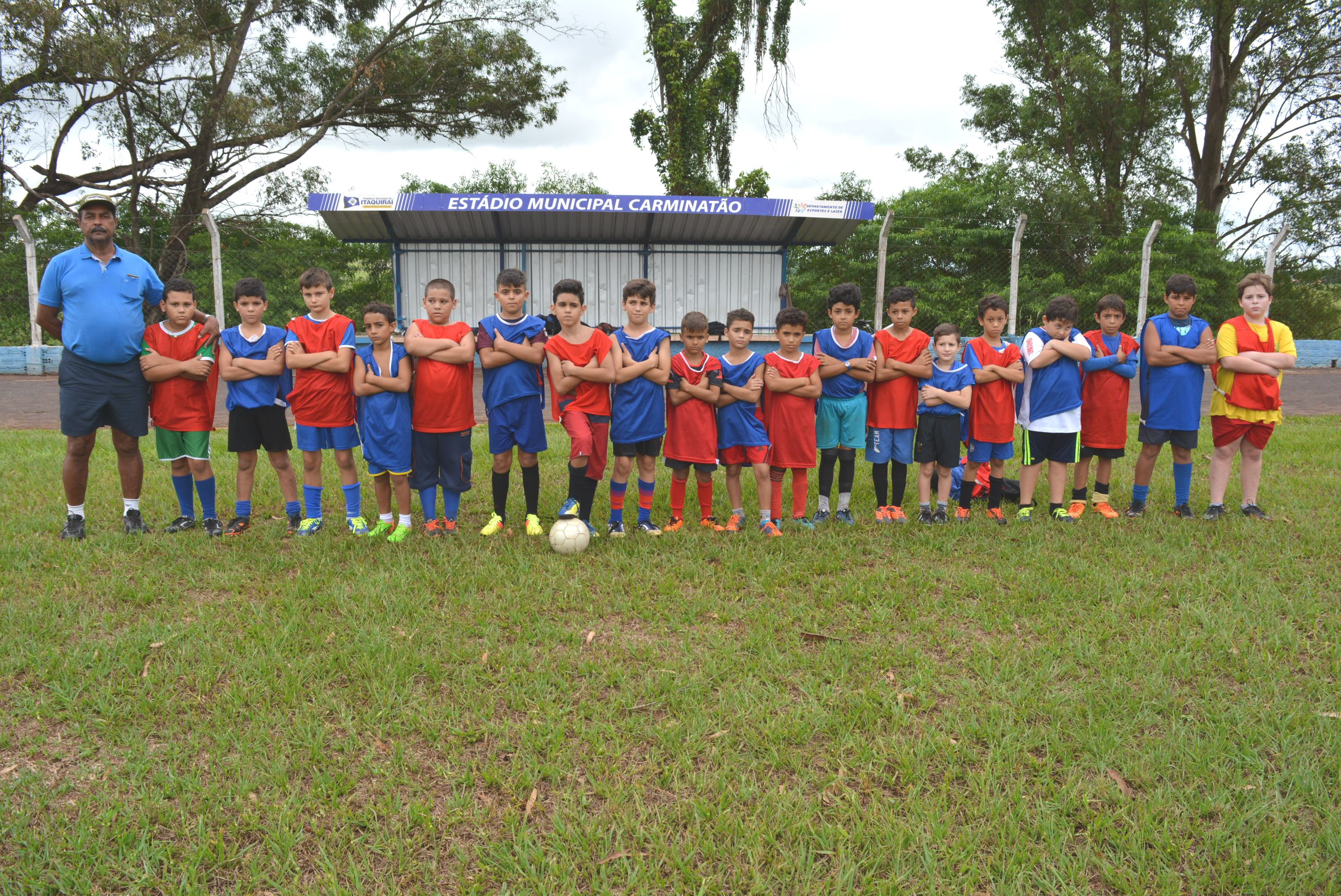 Escolinha de Futebol da Prefeitura reinicia os treinos atendendo garotos de 8 a 15 anos