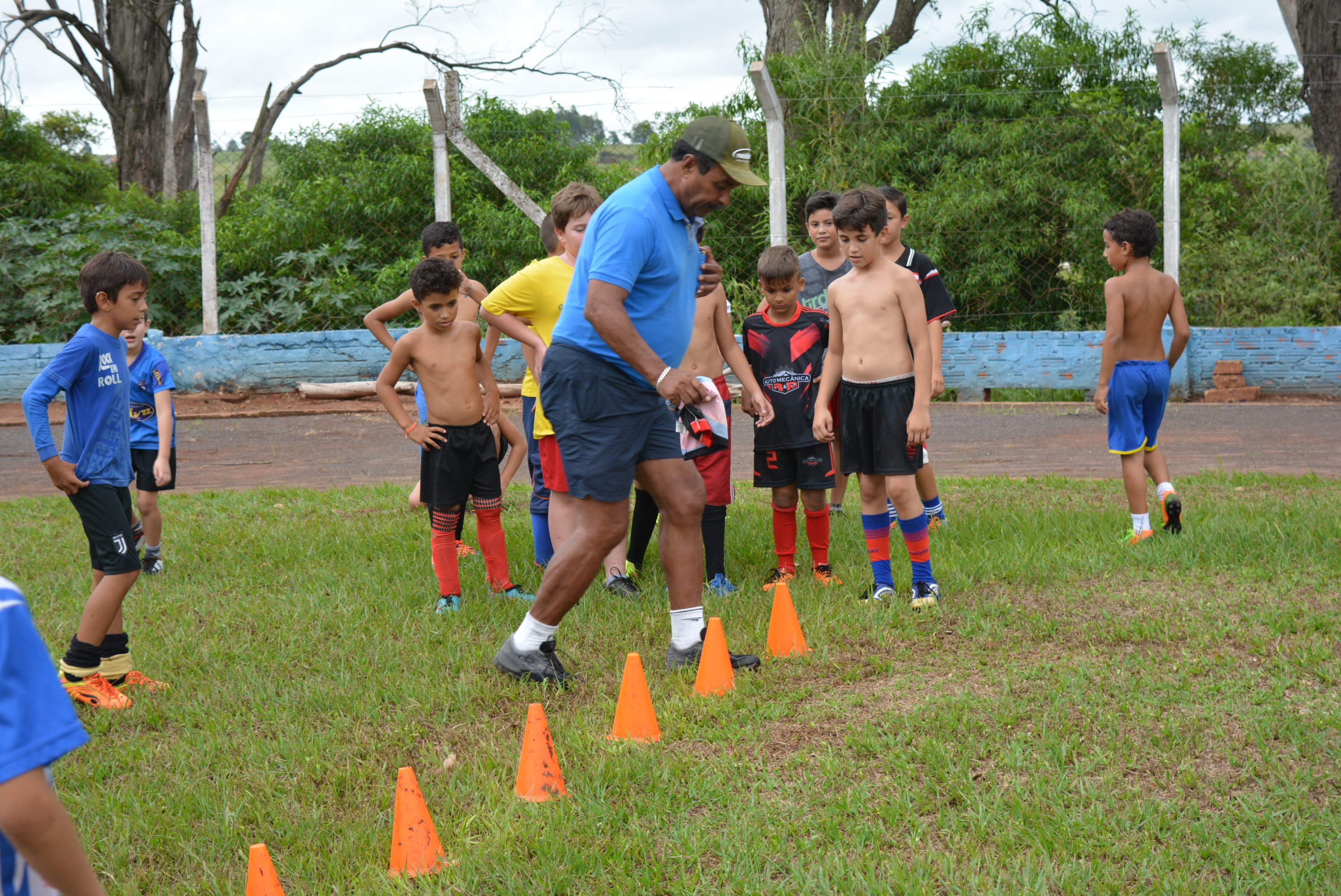 Escolinha de Futebol da Prefeitura reinicia os treinos atendendo garotos de 8 a 15 anos