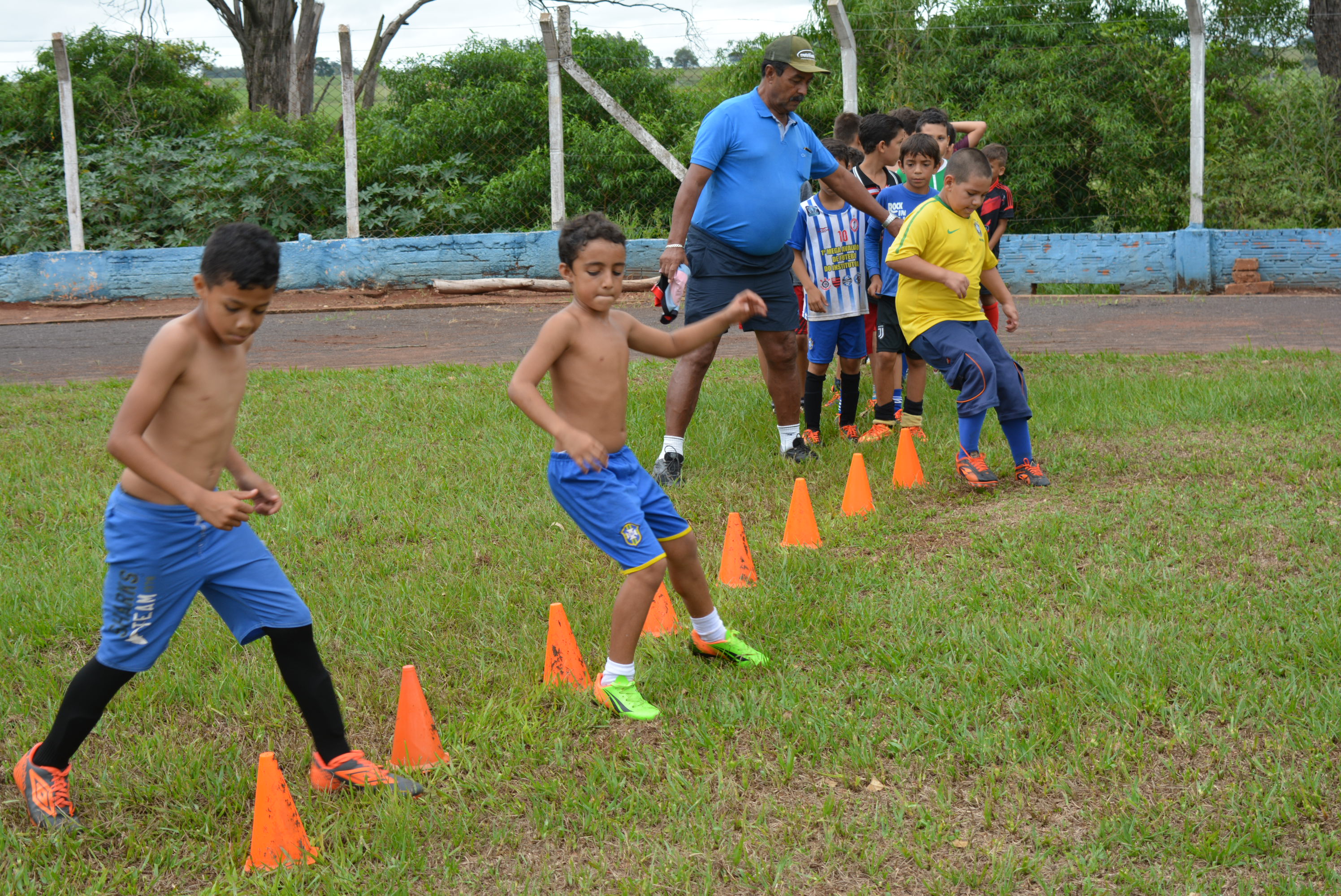 Escolinha de Futebol da Prefeitura reinicia os treinos atendendo garotos de 8 a 15 anos