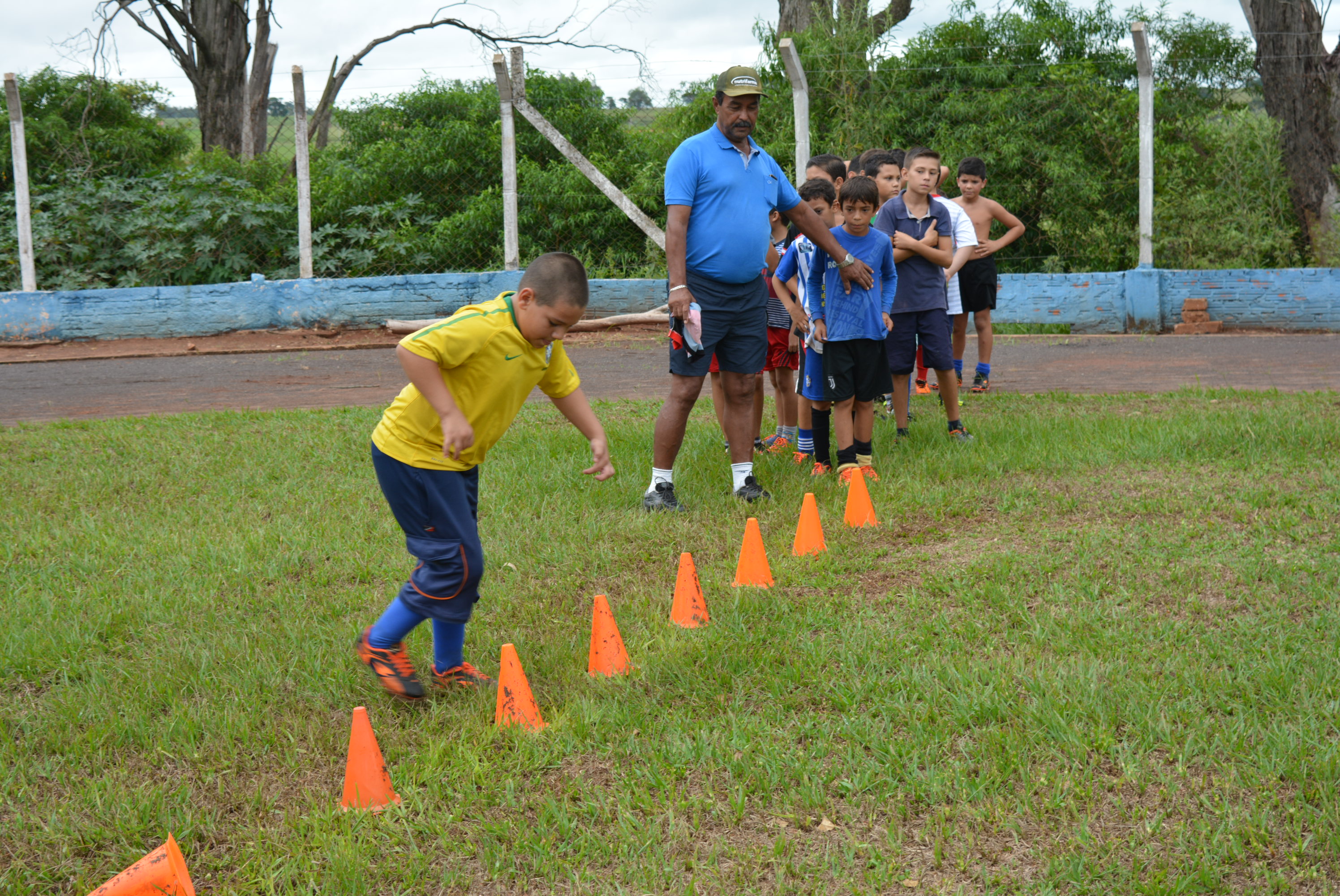 Escolinha de Futebol da Prefeitura reinicia os treinos atendendo garotos de 8 a 15 anos