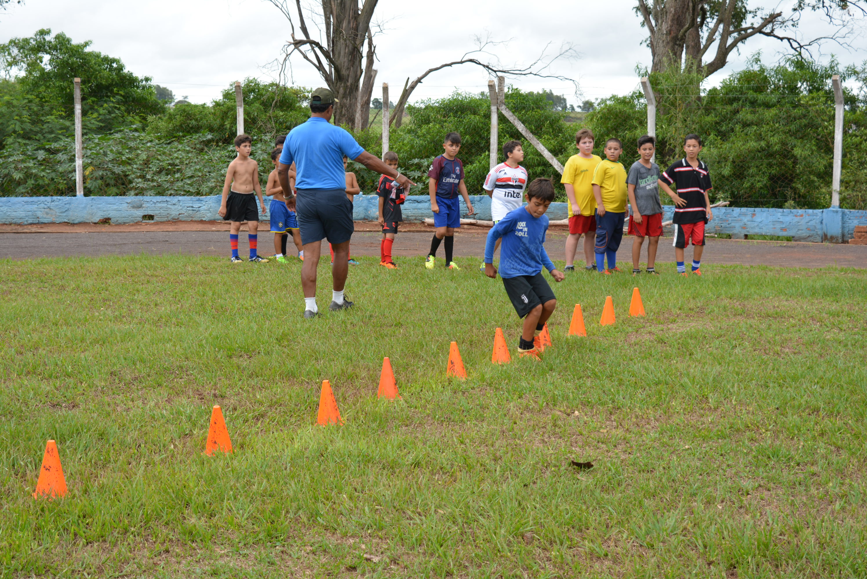 Escolinha de Futebol da Prefeitura reinicia os treinos atendendo garotos de 8 a 15 anos