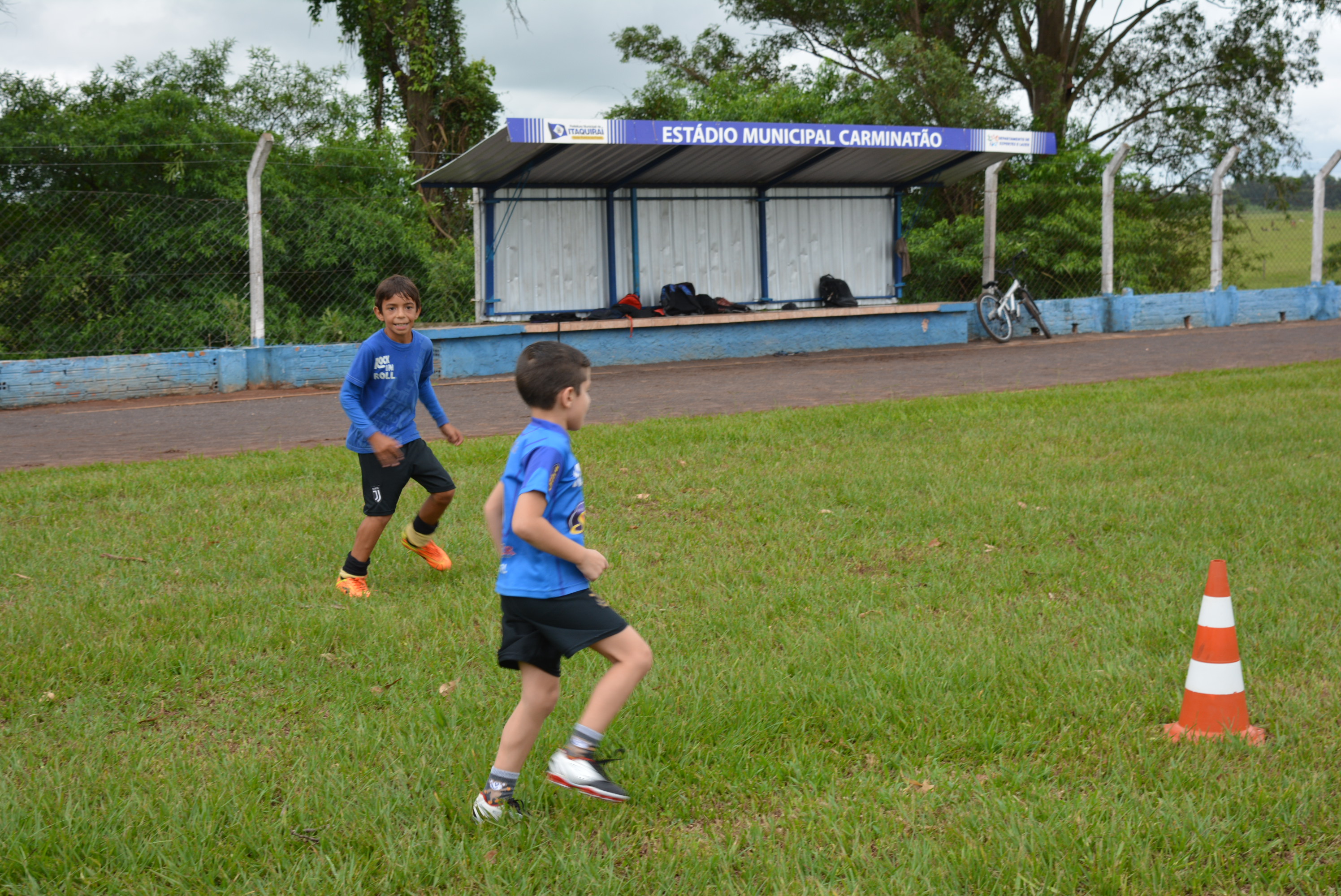 Escolinha de Futebol da Prefeitura reinicia os treinos atendendo garotos de 8 a 15 anos