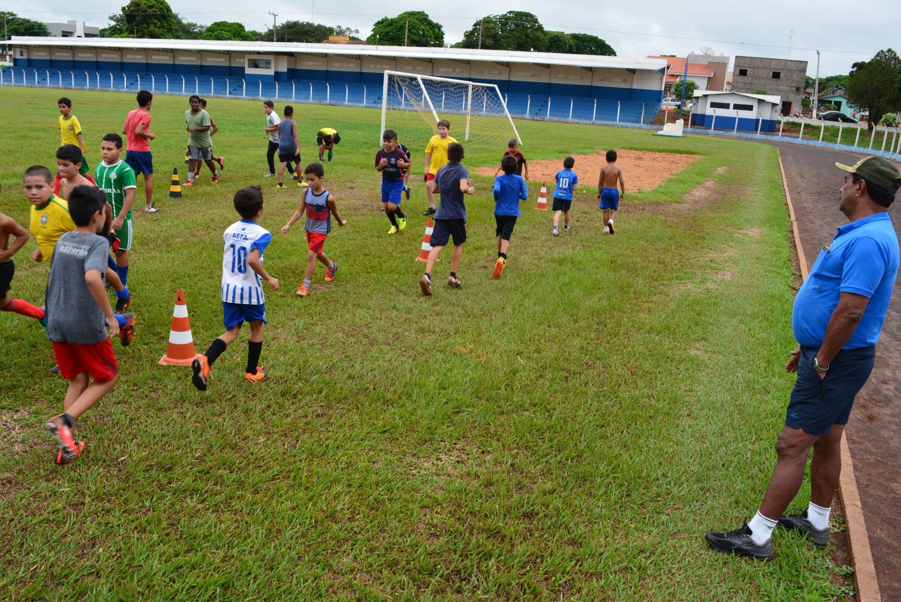 Escolinha de Futebol da Prefeitura reinicia os treinos atendendo garotos de 8 a 15 anos