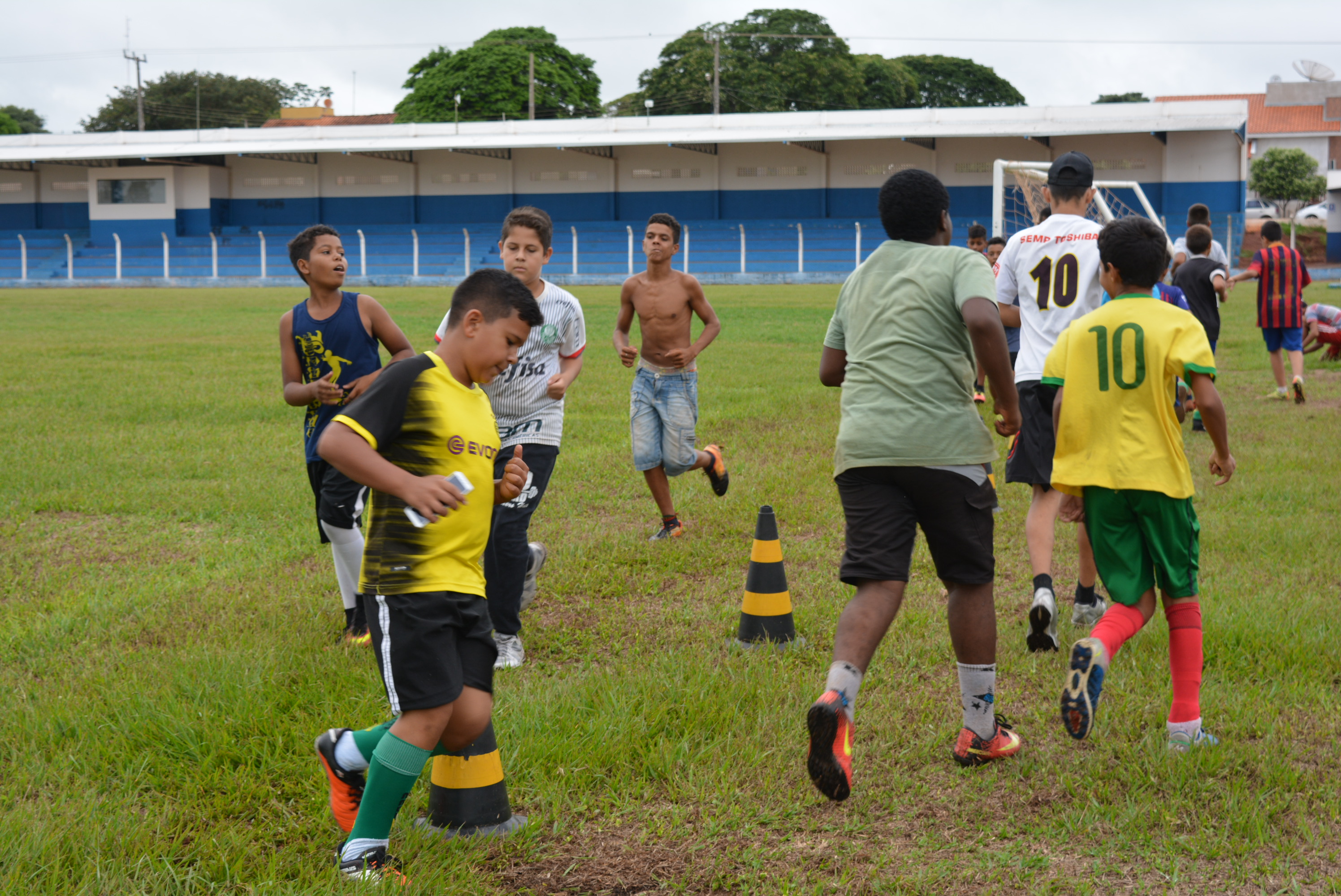 Escolinha de Futebol da Prefeitura reinicia os treinos atendendo garotos de 8 a 15 anos