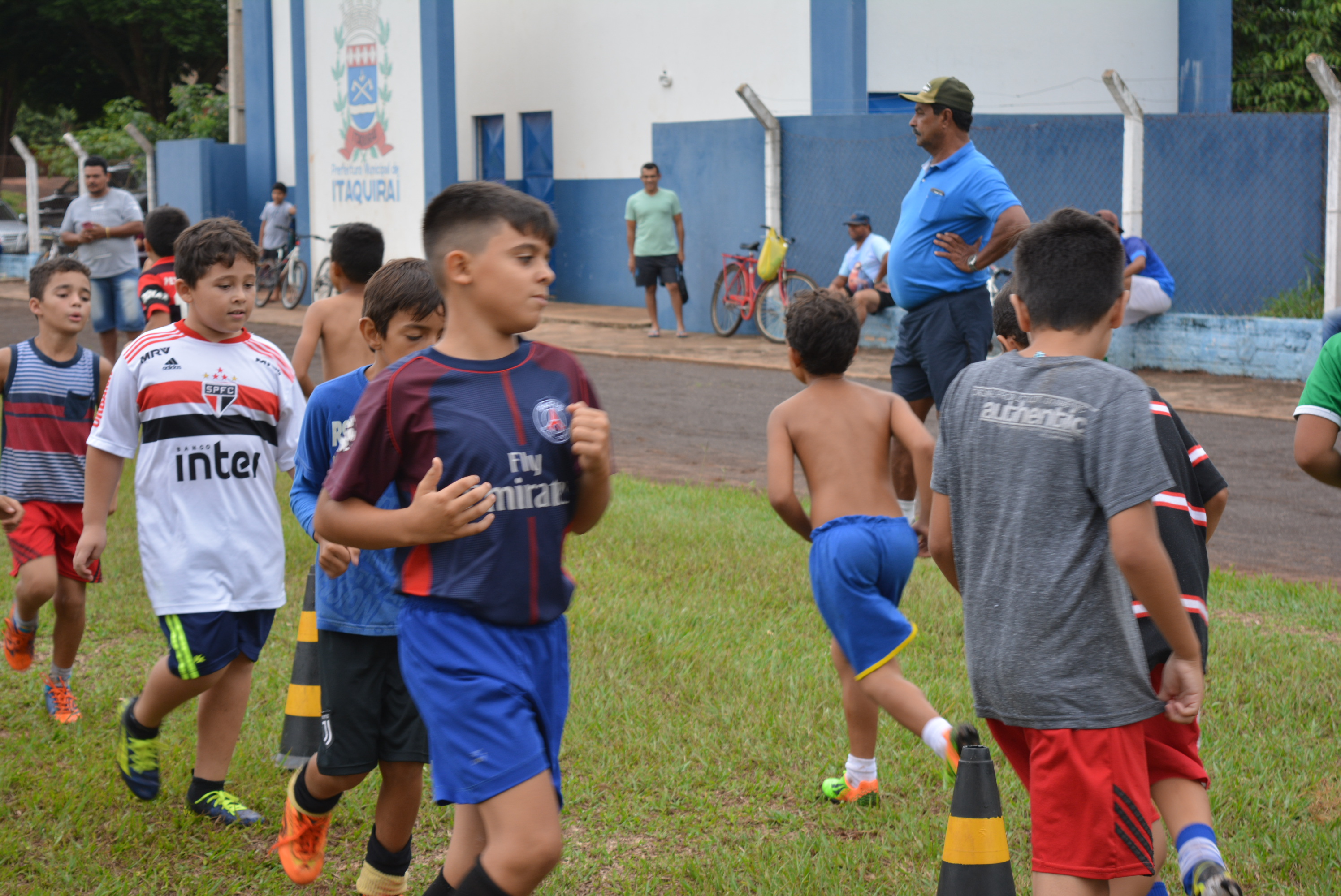 Escolinha de Futebol da Prefeitura reinicia os treinos atendendo garotos de 8 a 15 anos