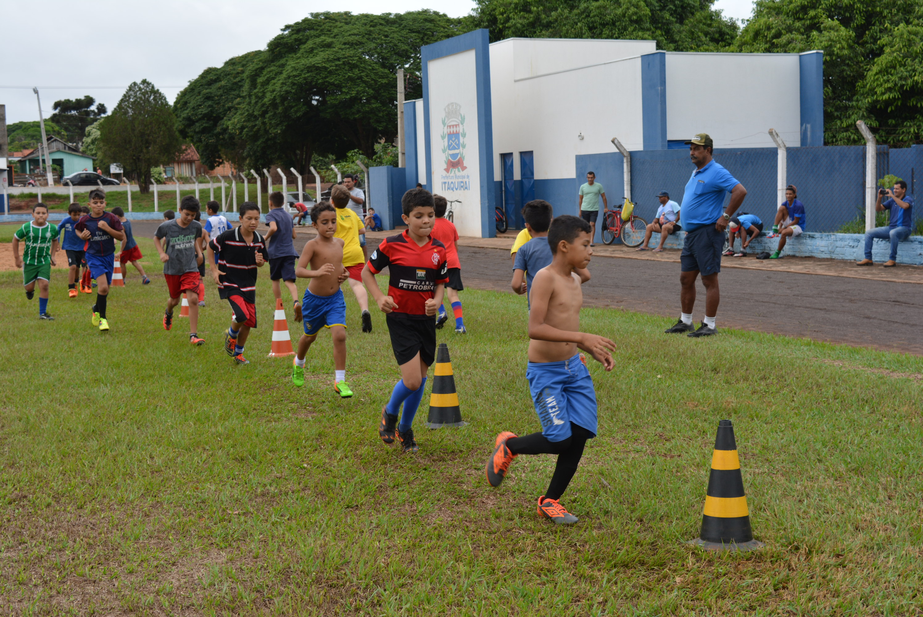 Escolinha de Futebol da Prefeitura reinicia os treinos atendendo garotos de 8 a 15 anos